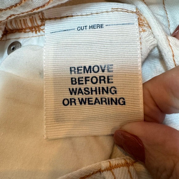 NWOT Old Navy low waist, boy-cut fit white distressed jeans. Size 8 - Picture 10 of 16